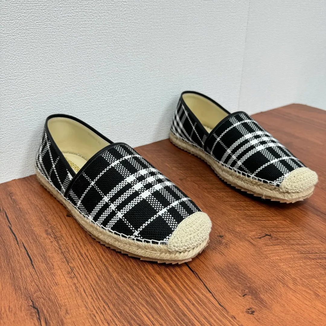 Batch 600 Burberry/Burberry new summer men's embroidered straw fisherman shoes, cool slip-on straw shoes! Encounter British fashion with Burberry espadrilles, a perfect blend of classic and fashionable. The unique printing on the upper is a manifestation of the brand's style. Every color and every pattern tells the story of England. Straw soles bring a natural texture, comfortable and chic. Whether you are strolling in the city streets or heading to the beach for vacation, it can add elegance and charm to you, easily become the center of attention, and start your own fashion journey. Classic knitted canvas upper, with thin calfskin lining suitable for summer, straw lining, genuine leather patch at the bottom of the heel, hemming technology, and Mark stitching details! Anti-slip rubber bottom layer, integrated injection molding of large LOGO letters and badges, multiple colors and styles to choose from, complete package! Size: 39-40-41-42-43-44 Normal size Item number: 2025-5 knitted black